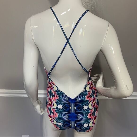 NWOT Cupshe Crochet Lace floral one piece -S - Picture 8 of 11